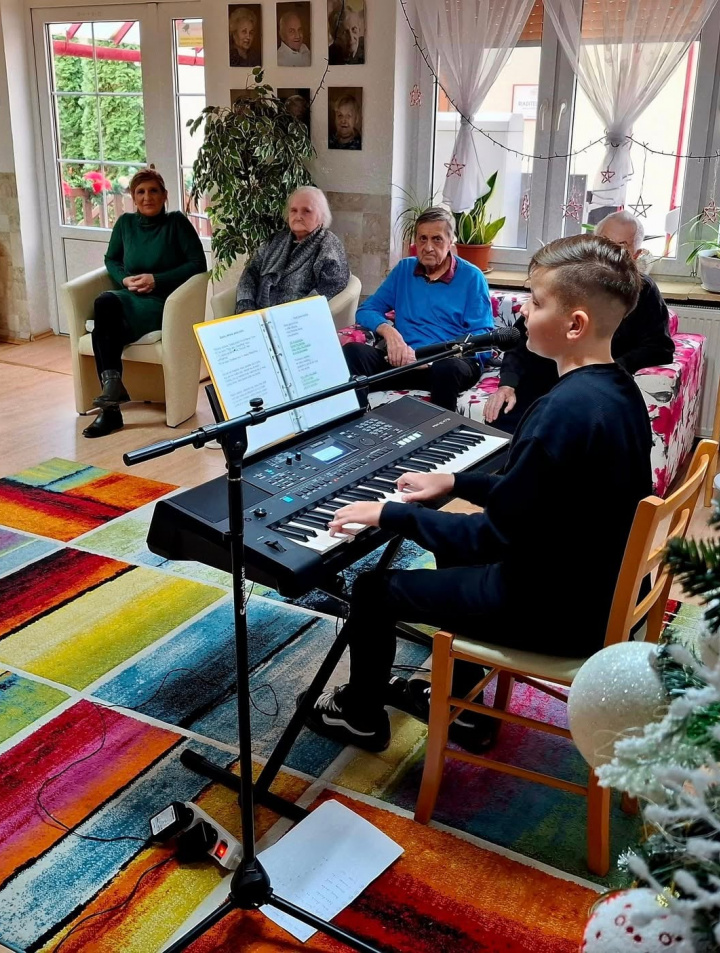 22.12.2024 Predvianočný hudobný program od Attila -Aťko Balogha – Tradičné vianočné piesne